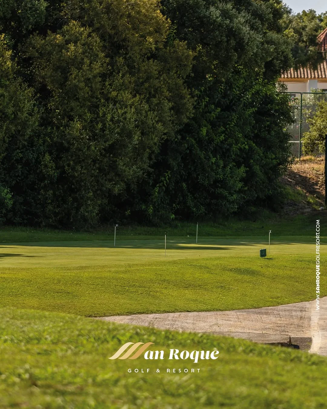 Putting green de prácticas de San Roque Golf Resort rodeado de arboleda para calibrar velocidad y puntería