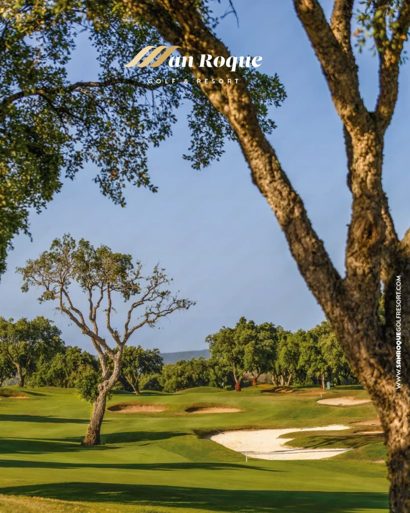 Recorrido de San Roque Golf & Resort entre alcornoques centenarios en fin de verano