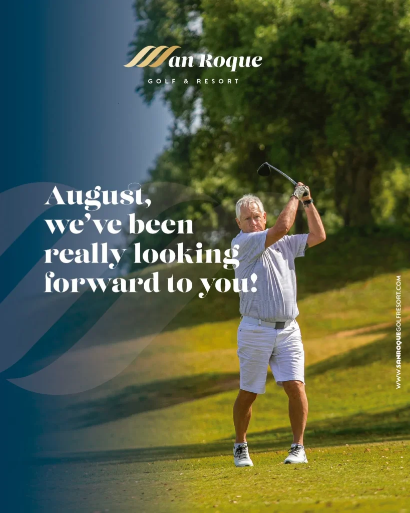 Golf en agosto en San Roque Golf & Resort, un jugador cierra su swing en la calle
