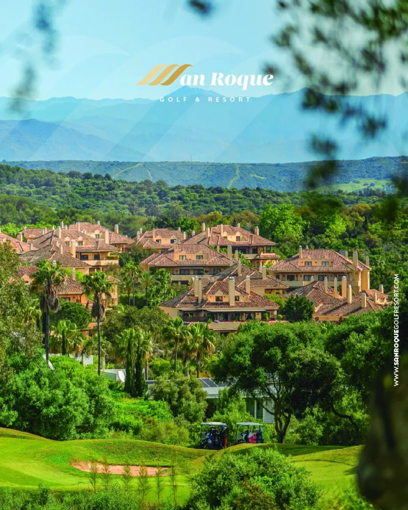 Golf en Sotogrande: panorámica de San Roque Golf & Resort con buggies recorriendo el campo entre naturaleza
