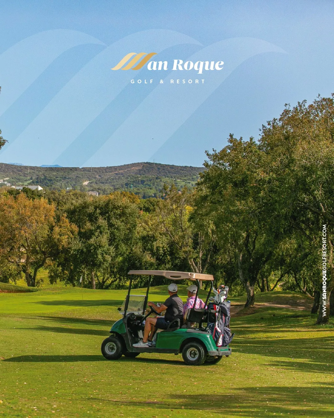 Dos golfistas recorren en buggy verde un hoyo de San Roque Golf & Resort rodeado de alcornoques