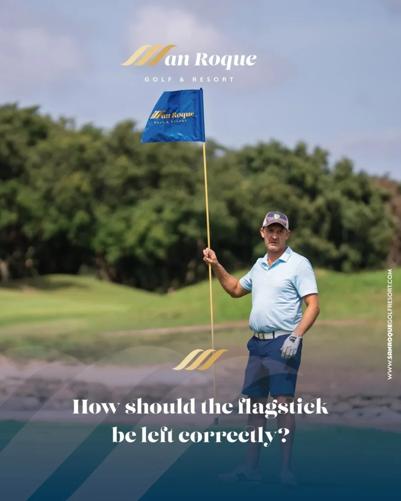 Golfista sujetando la bandera en el green de San Roque Golf & Resort junto a un gráfico sobre cómo dejar el asta