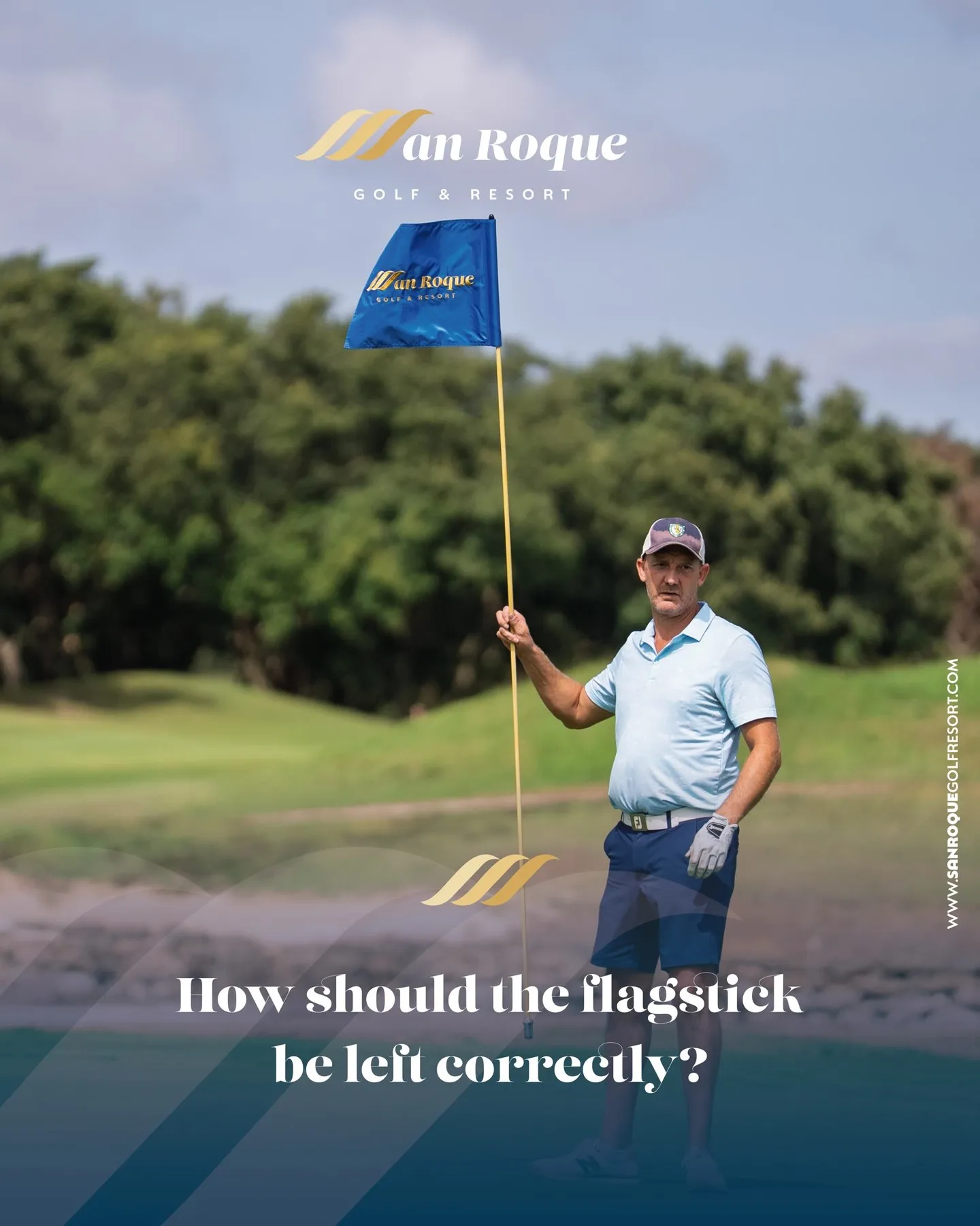 Golfista sujetando la bandera en el green de San Roque Golf & Resort junto a un gráfico sobre cómo dejar el asta